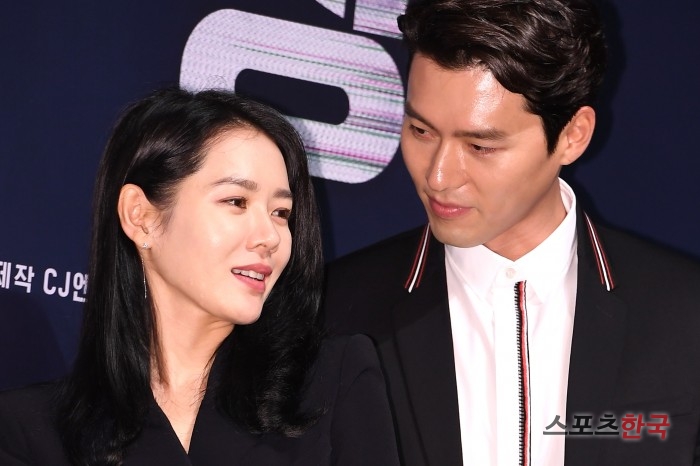 Hyun Bin Son Ye-jin attends a report on the production of the movie Movie - The Negotation (director Lee Jong-seok, production JK Film) at CGV in Apgujeong, Gangnam-gu, Seoul on the morning of the 9th.The movie Movie - The Negotiation is a crime entertainment film in which the worst hostage situation ever occurred in Thailand and the crisis Movie - The Negotiation starts the movie - The Negotiation of the life of Ha Chae Yoon to stop the hostage The best Movie - The Negotiation draws a breathtaking confrontation between Ha Chae-yoon and the worst hostage-taker Min Tae-gu ever.Son Ye-jin Hyun Bin Kim Sang-ho Jang Young-nam Jang Kwang and others will appear; it will be released in September.