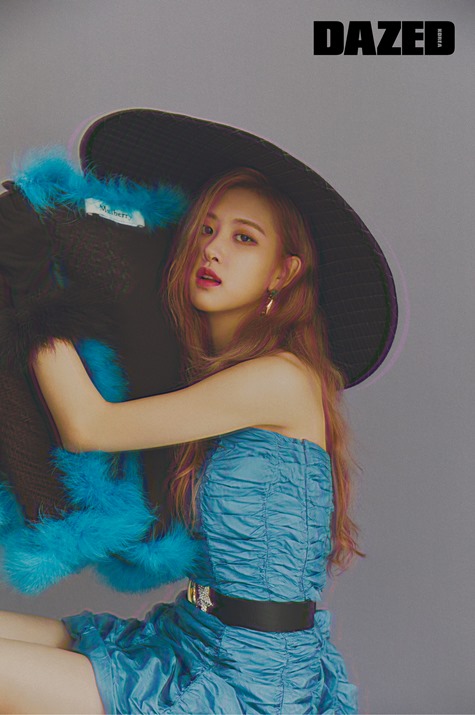 BLACKPINK Rosé and Lisa have turned into British nobles.British licensed fashion & culture magazine Dayd and Confused released a picture with BLACKPINK Rosé and Lisa, who successfully completed the activities of Tudou Dudu and Forever Young of mini album SQUARE UP through a special issue in autumn 2018.Both on stage and in everyday attire, the stylish BLACKPINK Rosé and Lisa turned into British aristocrats for this pictorial.On the filming scene, Rosé and Lisa showed a free and witty look in contrast to Mulberrys old-fashioned attire, giving off a personality-filled charm.In an interview with the photo shoot, I asked about the recent mini album activity, The blank period was long.I love you so much, so I have a great power. He continued the story of Concert at Osaka University a while ago.I thought Id like this moment to last forever when the four of us were on stage together, he said.Photo: Providing Days and Confused