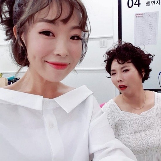 Gagwoman Oh Nami has emanated a luscious charm.Shin Bong-sun said on his SNS on the 8th, Do you witness Oh Nami Selfie?You have posted several photos with the article Gag Concert Recording Crematorium Scene Bong.In the open photo, Shin Bong-sun looks at Oh Namis selfie from behind and makes various expressions and makes a laugh.Oh Nami also boasts a innocent yet lovely beauty, which attracts Eye-catching.On the other hand, Oh Nami and Shin Bong-sun are appearing on KBS 2TV Gag Concert corner Shin Bong-sun.
