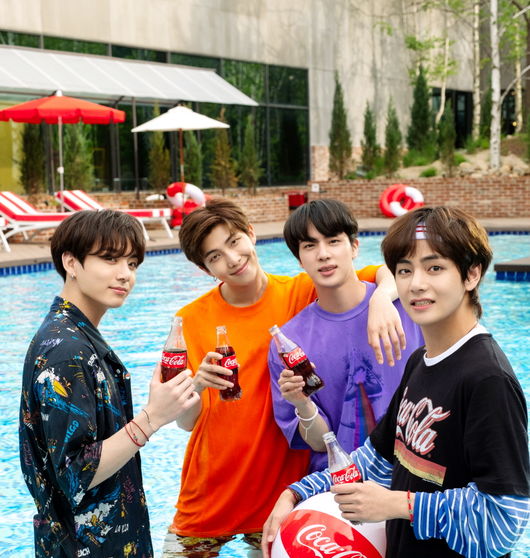 The public has released an exciting unreleased picture full of Actor Park Bo-gum, Global Popular Group BTS and their vibe.Park Bo-gum and BTS, selected as the 2018 summer campaign models for a beverage brand, took an AD shot in an outdoor pool for the hot summer.In the public photos, Park Bo-gum and BTS members enjoy taking AD as if they had come to summer Vacation with their unique charm as well as their unhidden best chemistry.They are the back door that made the scene atmosphere more exciting with the vibe full of laughter without losing a long time in the hot weather.Park Bo-gum and BTS are enjoying their summer Vacation in their own way, and they are thrilling with their unique vitality and energetic expression Acting.Especially in the heat of the heat, the youthful appearance of filling the pool with ice buckets and making a thrilling ice pool makes you feel thrilling and pleasant.hamshout