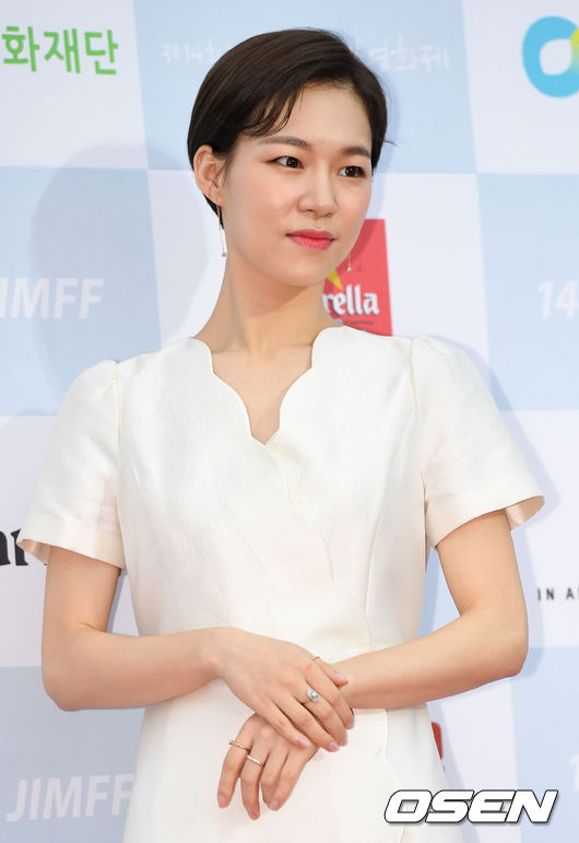 Actor Yeri Han is taking a Red Carpet at the opening ceremony of the 14th Jecheon International Music and Film Festival held at the Cheongpung Lakeside in Chungbuk on the afternoon of the 9th.