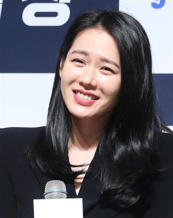 Movie - The Negotation Son Ye-jin said that he was able to digest Bobbed hair for the role in the movie.On the 9th, CGV in Apgujeong, Seoul, a production report on the movie Movie - The Negotation (director Lee Jong-suk) was held.Lee Jong-suk, director of the production, Actor Son Ye-jin Anda Hyun Bin were present at the scene.Son Ye-jin said, Anda was also a Bobbed hair for this work. He said, It was a situation where I had to shoot the movie Movie - The Negotiation Anda go to see now.Son Ye-jin said, I was hoping that my hair would be long because it was a melodrama movie Im going to see you now.But when I think of Movie - The Negotiation, it seemed that it was not easy to do it with long hair without external change because I showed the transformation as a police officer. I cut it off because I wanted to show you that the director didnt tell me to cut it, Anda no one forced it, but I wanted to show you a little bit of transformation, he added.Meanwhile, the movie Movie - The Negotation is a crime entertainment film in which Ha Chae-yoon starts the movie - The Negotation of his life in order to stop the hostage-taker Min Tae-gu in ThailAnda.Its coming September.Photo: News1