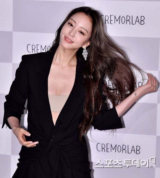 Actor Han Ye-seul attends a photo event at the cosmetics store in Seocho-dong, Seoul, on the afternoon of 9th day.08.09, 2018.