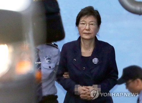 박근혜 전 대통령 (서울=연합뉴스) 박근혜 전 대통령이 지난해 10월 16일 오전 사실상 재판 보이콧을 선언한 뒤 서울중앙지법을 나서는 모습. [연합뉴스 자료사진]