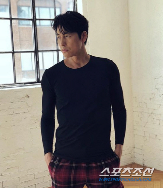 Actor Jung Woo-sung catches his eye with charming eyes.On the 10th, Jung Woo-sung released a recent photo through his Instagram.Jung Woo-sung, who is shooting a picture, is staring at his eyes in a close black T-shirt.Jung Woo-sung, who feels the representative actor of Korea, down aura, gives a unique force with only one picture.Meanwhile, the movie Illang: The Wolf Brigade starring Jung Woo-sung was released on July 25 and is being praised.