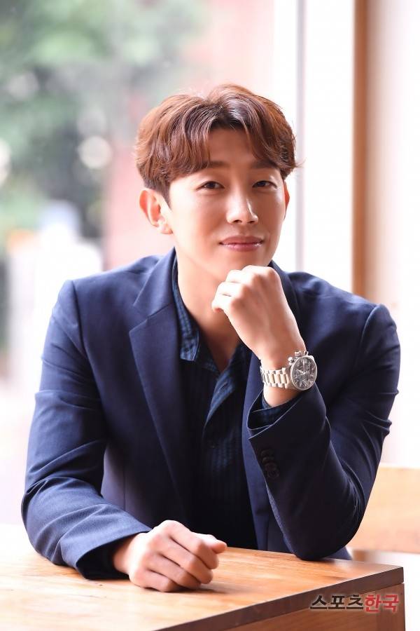 Kim Secretary Kang Ki-young Gag-filled Park Seo-joon, co-work was the best. Hey, owner!Park Yoo-sik, who recently finished TVN Drama Why is Secretary Kim doing that, is a characteristic character.He is the only person who spits out direct words to Lee Yeongjun (Park Seo-joon), vice chairman of a famous group he has known since studying abroad.Even though he was stimulating Lee Yeongjun as if he was pathetic, calling him owner, he laughed with a quick turn of posture whenever the owner and the CEO were at stake.Why Secretary Kim Will Do That is a work based on popular webtoon that depicts the romance of Lee Yeongjun (Park Seo-joon), a chaebol who is in narcissism, and his Timothy Earl Kim Mi-so (Park Min-young).Actor Kang Ki-young played Park Yoo-sik, president of a famous group, and added fun by showing Park Seo-joon and a co-work.Viewers responded to his performance, which comes from his skillful comfort, every time.I thought that supporting actors like Park Yoo-sik should be responsible for the attractions because they have no villains to do so, and Park Yoo-sik tried to make the most of the original feeling because of his distinct role.Of course, it was a shame that my story with my ex-wife had decreased, but it was a good role because it was an impact. In particular, almost all gods attached to Park Seo-joon belong to the famous scenes of viewers.When Park Yoo-sik handed Lee Yeongjuns sincere advice, and when he handed over the vivid love honey tips, Dramas co-work would become more lively.Im sure youre going to have to drink a lot to show me the original good romance, said Park Seo-joon, who was able to show you the better romance than ever.So I can get closer and make it worse, and the ambassador is also a good one. I didnt actually eat much with Seo Jun, but I got close when I filmed.I actually got all the gags I threw because they were so gag-like.Adlib, who was out of context, was so careful. In fact, Owner wasnt Adlib at first.I was in the original script, but I used it repeatedly in various tone, and he kept putting it in the next script.When I was tired of the owner, I threw Young Jun and I think that he gave me a cute look. I thought wedding pitch was too much, but fortunately it was good.I think there are a lot of interesting scenes because such trivial things are piled up well.
