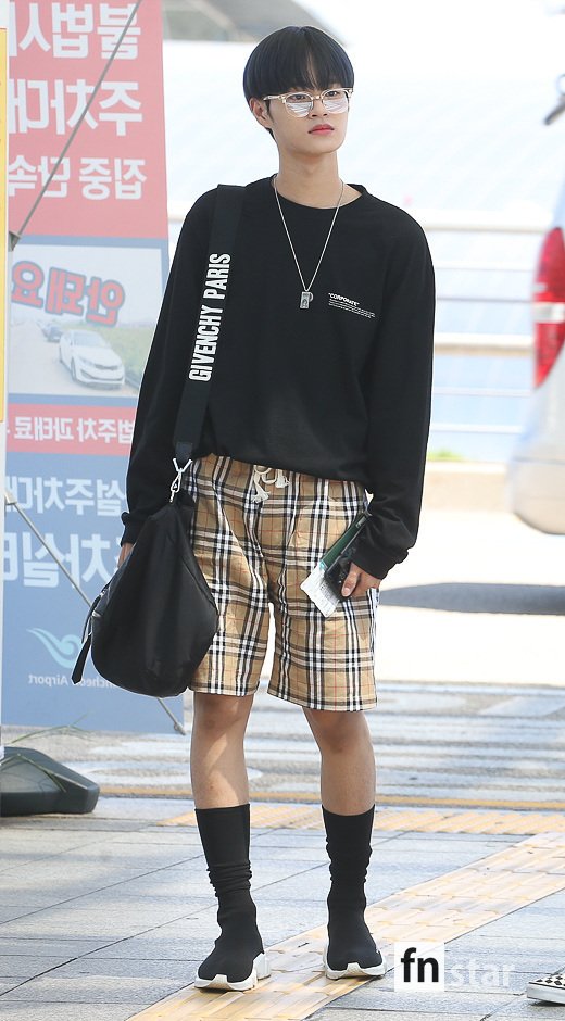 Wanna One Lee Dae Hwi, Style complete with glasses and shorts <p>Group Wanna One departed through Incheon International Airport to attend 2018 KCON (Keikorn) LA to be held in United States of America LA on Tuesday afternoon.</p><p>※ Copyright holder ⓒ</p>