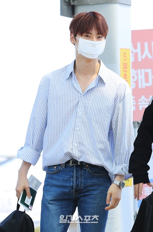 Hwang Min-hyun is entering the departure hall.