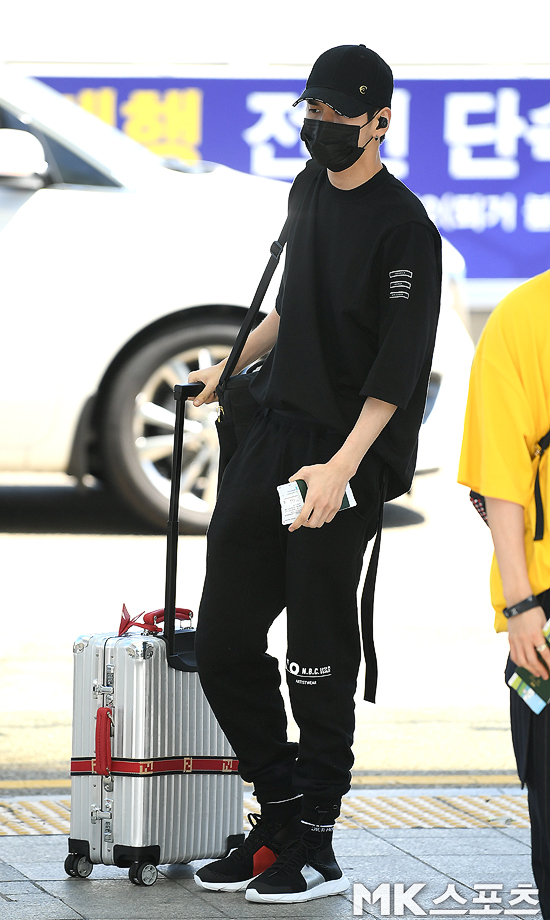 Girl group TWICE and group Wanna One left for LA on the 10th at the Kacon concert on the 10th at the Incheon International Airport Terminal 1.Group Wanna One member Ong Seong-wu is heading for the departure gate.