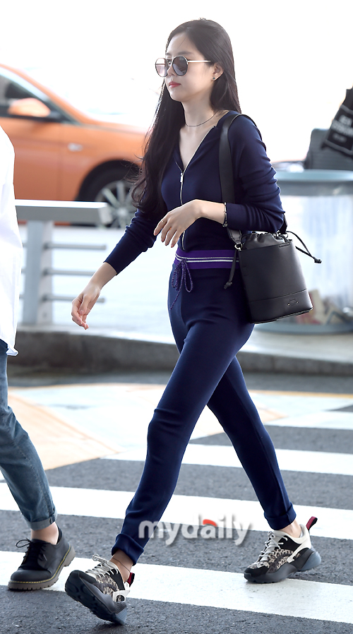 Apink Son Na-eun leaves for Hong Kong via Concert Cars Incheon International Airport on Saturday morning.