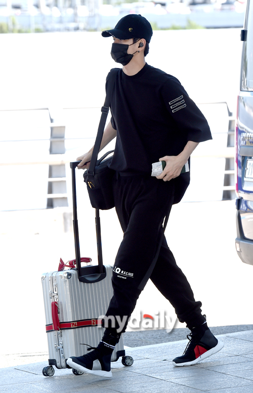 Wanna One Ong Seong-wu is leaving for Los Angeles via the Incheon International Airport to attend the KCON 2018 concert on the afternoon of the 10th.