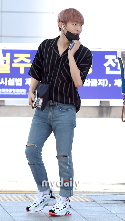 Wanna One Yoon Ji-sung is leaving for Los Angeles via Incheon International Airport to attend the concert of KCON 2018 on the afternoon of the 10th.