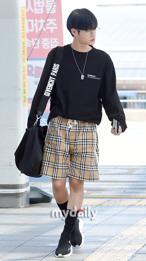 Wanna One Lee Dae-hwi is leaving for Los Angeles via Incheon International Airport to attend the concert of KCON 2018 on the afternoon of the 10th.