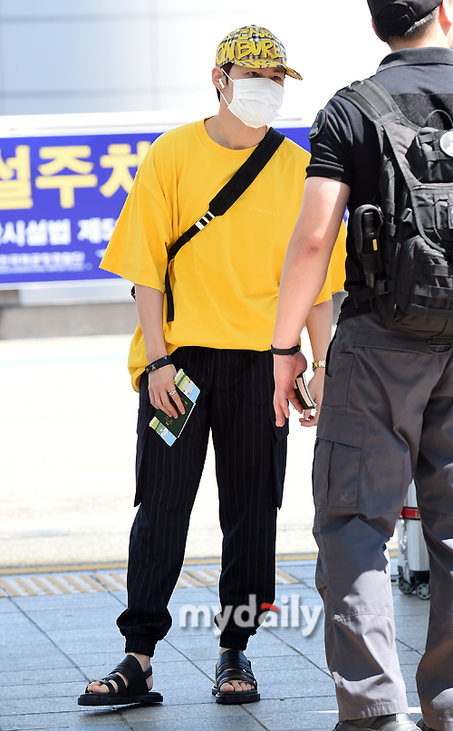 Wanna One Ha Sung-woon is leaving for Los Angeles via Incheon International Airport to attend the concert of KCON 2018.