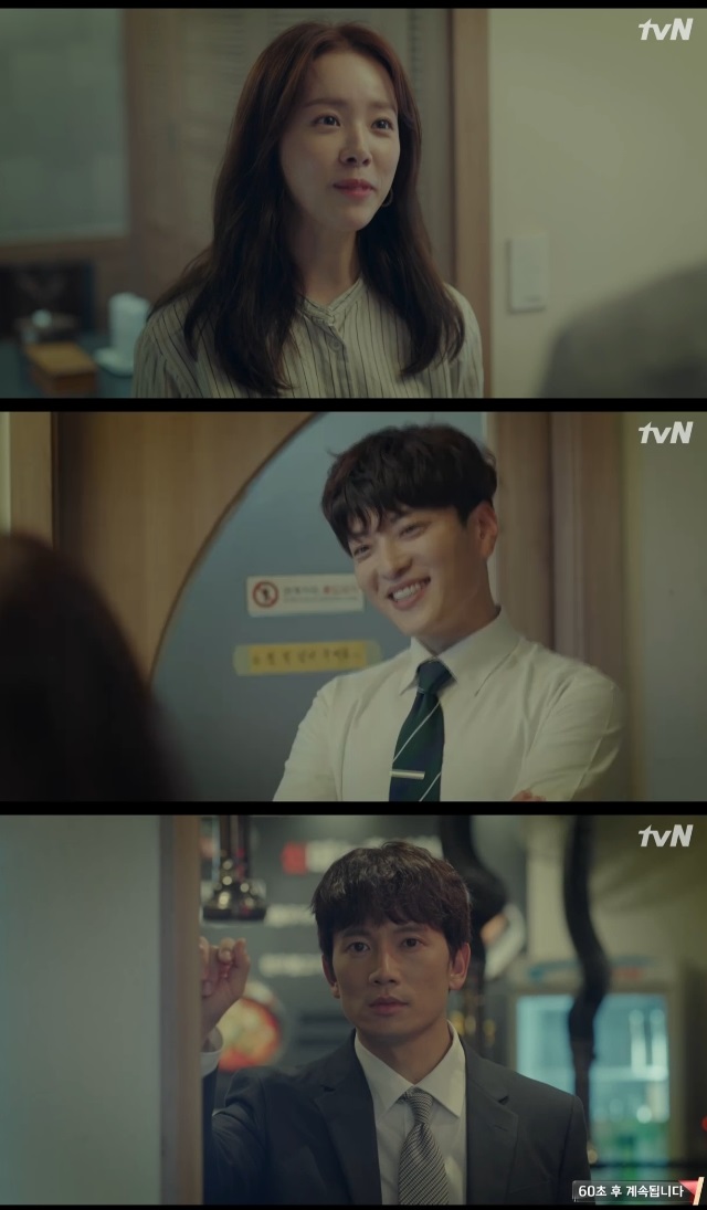 Han Ji-min began to create a strange atmosphere with Ji Sung Friend Jang Seung-jo.In the 4th episode of TVNs tree drama Knowing Wife (playplayed by Yang Hee-seung/directed Lee Sang-yeop) broadcast on August 9, Yoon Jong-hoo showed a favorable feeling to Seo Woo Jin (Han Ji-min).Cha Ju-hyuk (Ji Sung Boon) was appalled when he met his wife Seo Woo Jin as a co-worker in the past, and he somehow tried to send another point to Seo Woo Jin, and he was harassed and harassed.When a customer (Jeon Seok-ho) appeared in front of such a Seo Woo Jin, Cha Ju-hyuk expected Seo Woo Jin to move Point.However, the customer went over the road to Seo Woo Jin in a drunken state, and when Yun Jong-ho tried to stop him, he pushed over Yoon Jong-hoo.Seeing that, Seo Woo Jin overpowered the customer by overturning; Yoon Jong-hoo and Seo Woo Jin helped each other.Yoon Jong-hoo was nervous because he thought that Seo Woo Jin was crying alone, but Seo Woo Jin was more liked by eating sandwiches.Cha Bong-hee (Son Jong-hak) of Point said, I am in favor of this couple in advance. He pushed Yoon Jong-hoo and Seo Woo Jin as a couple.Yoo Gyeong-sang