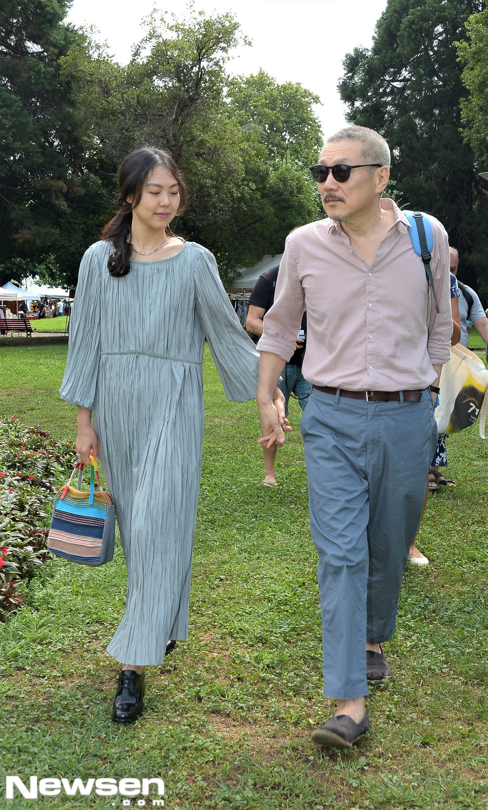Hong Sangsoo and Actor Kim Min-hee, who have been embroiled in the recent Affair controversy, were spotted in Switzerland.According to United States of America Splash.com on August 9 (local time), the Hong Sangsoo and Kim Min-hee couple attended the 71st Locarno International Film Festival 2018 in Locarno, Switzerland.The two people gathered their eyes with a friendly appearance, such as appearing in front of the reporters.The movie Riverside Hotel directed by Hong Sangsoo and starring Kim Min-hee was the only Korean film to be invited to the competition at the Locarno International Film Festival.The domestic release date is not yet known. It depicts the story of a middle-aged man, his children, and two young women.hwang hye-jinPhoto Offering: TOPIC / Splash News