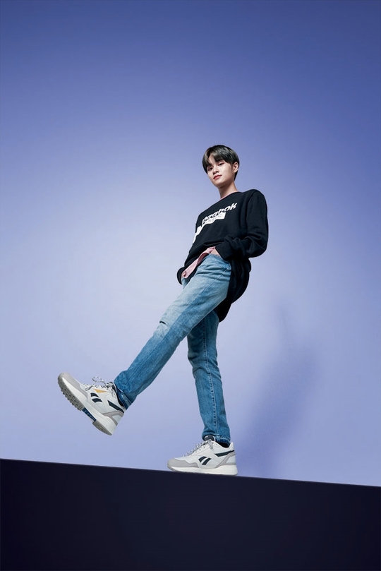 A stylish pictorial of the group Wanna One has been released.Wanna One, who recently celebrated her first anniversary, took a photo shoot with a sports brand.Five members of Wanna One Ong Seong-wu, Lai Kuan-lin, Lee Dae-hwi, Park Jihoon and Ha Sung-woon presented a dynamic pose that emphasizes long legs in this picture.Wearing simple pants and a sweatshirt, Wanna One showed off even more up-to-date styling.Reebok will launch a consumer event at the same time as the launch of this product, releasing a picture of Wanna Ones third Choices.Wanna Ones dynamic third Choices Royal Bridge 2.0 buyers will be presented with five members picture bromide on a first come, first served basis.Park Su-in