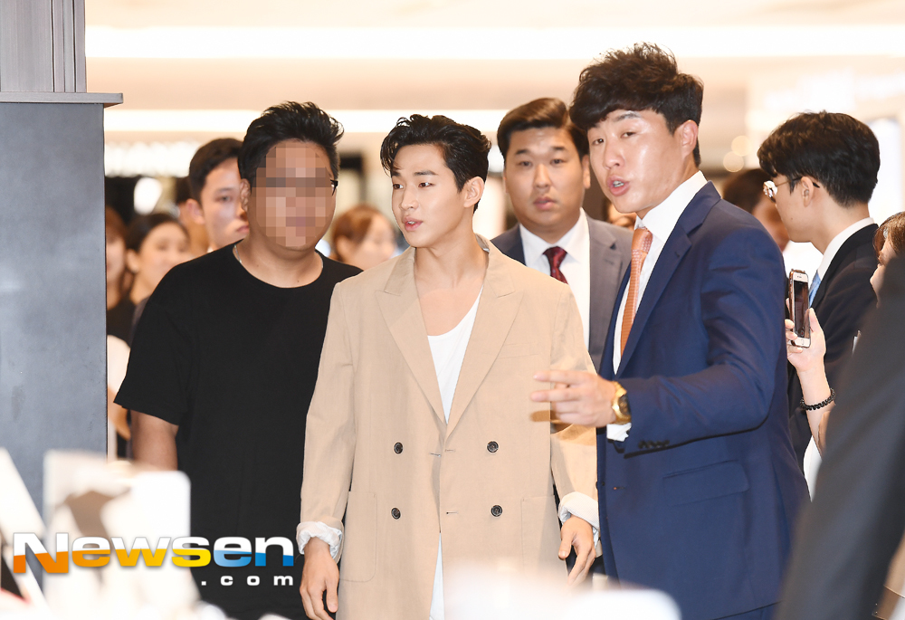 La Fortisel Model Henry Lau Fan signing event was held at La Fortisel store in Galleria Duty Free Shop in Yeouido 63 Building, Yeongdeungpo-gu, Seoul on August 10th.Henry Lau was present on the day.Jang Gyeong-ho