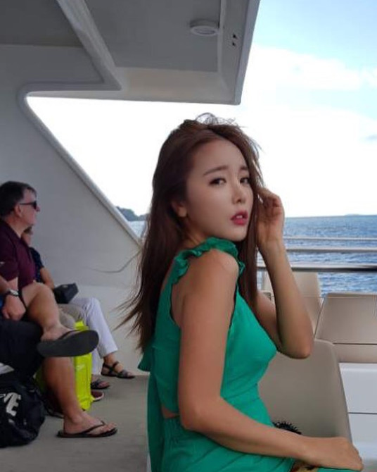 Singer Hong Jin-young told me about the recent trip to Fiji.Hong Jin-young wrote on his instagram on August 10, I came to the island by boat ... I kill the sunset and the accommodation is good and it is so good.Spiders coming down from the top in the shower. A scary big Asiatic toad jumps in front of the door. Dinners are on the wall.The kids are so welcome. Like Ive had a lot of guests. Guest Heaven Stargram.Inside the picture is a picture of Hong Jin-young watching Sea on a boat, an alluring atmosphere that catches the eye.sulphur-su-yeon