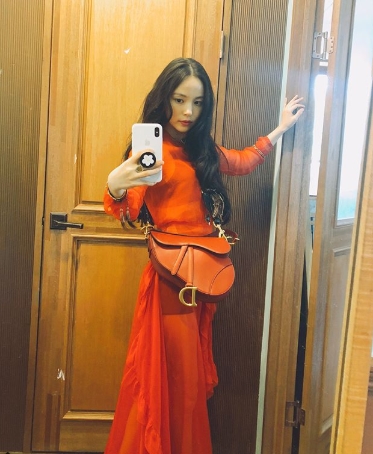 The latest on Min Hyo-rin has been revealed.Actor Min Hyo-rin posted a recent photo on his Instagram on August 10.In the photo, Min Hyo-rin boasts a lovely visual, wearing a red One Piece, with a small face and full features catching her eye.kim ye-eun