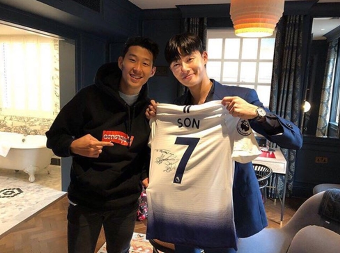 Park Seo-joon met with Son Heung-min.Actor Park Seo-joon posted an article and a photo on his instagram on August 10th, Super Sony fanboy virtue.The photo shows Park Seo-joon smiling brightly with Son Heung-mins uniform. Son Heung-min also shows a bright smile next to him.kim ye-eun