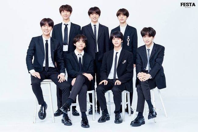 Group BTS has been nominated for the Medal of Culture; the youngest candidate of all time.According to the Ministry of Culture, Sports and Tourism on the 31st of last month, BTS was named on the list of candidates for the 2018 Korea Popular Culture and Arts Award.Those who have been named to the Medal of Culture include BTS, Kim Min-ki, the representative of the extreme school, Choi Dong-Jin, actor Lee Soon-jae, Kim Young-cheol, Kim Hae-ryong, Sung Woo Lee Geun-wook, Cube Entertainment CEO Shin Dae-nam, Korea Broadcasting Writers Association Torture Kim Ok-young, Korea Performing Artists Association Kim In-bae, Tick.The fifth year of the DeV BTS was named alongside those with an average manual period of more than 50 years, the youngest of all time.The Ministry of Culture, Sports and Tourism said, We have been recognized in overseas music markets including Japan and the United States as well as domestic activities and contributed to the development of Korean Wave.Most of the members are singer-songwriters who have lyric/composation skills. BTS was awarded the Minister of Popular Culture and Arts Award in 2016.Since then, they have won two consecutive Billboard Music Awards top social artist titles, Billboard 200 top spot, and Billboard Hot 100 TOP10, proving their growth by being named the Medal of Culture candidate in two years.The Medal of Culture is a medal awarded to those who have contributed to the improvement of national culture and the State Peace and Development Council by establishing a contribution to the development of culture and arts.Recently, the government posthumously wrote the Medal of Culture to Choi In-hoon, the author of the Plame.In addition, singer Shim Soo-bong Lee Sun-hee Yoon Sang, actor Chun Ho-jin Kim Nam-ju Kim Hee-sun, broadcaster Yoo Jae-seok, and voice actor Lee Kyung-ja Song Do-soon were named as the presidential candidates.DB