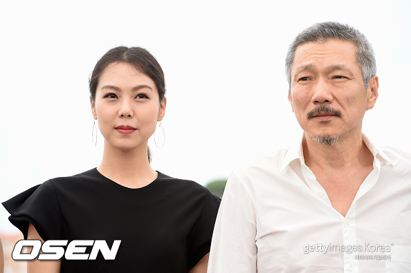 Director Hong Sangsoo and Actor Kim Min-hee attended the Switzerland Locarno Film Festival together.Director Hong Sangsoo and Kim Min-hee attended the 71st Locarno Film Festival in Switzerland from the 1st to the 11th.The two are seen in a photo taken on the lawn, with bright faces and wrapping around each others waists.In addition, in the photo of director Hong Sangsoo and Kim Min-hee sitting side by side naturally, Kim Min-hee showed a strong relationship between the two, such as being caught fanning the director Hong Sangsoo with a fan.Director Hong Sangsoos 23rd feature film, The Riverside Hotel, entered the 71st LocarnoFilm Festival International Competition.The Riverside Hotel is a story about a middle-aged man meeting his children and two young women.It is also the sixth work by director Hong Sangsoo to meet his own muse Kim Min-hee.Kim Min-hee started with Now is right and then it is wrong, and appeared in Riverside Hotel following Single at Night Beach, After, Clares Camera, Pulps, proving his firm affection with Hong Sangsoo.Recently, he was also involved in the theory of marriage.This is the third time director Hong Sangsoo has received a love call from the Locarno Film Festival.In 2013, he was awarded the Best Director Award for the first time in Korea for Our Sunhee. In 2015, Hong Sangsoo won the Golden Leopard Award and Jung Jae Young won the Best Actor Award for Now is right and then it is wrong.