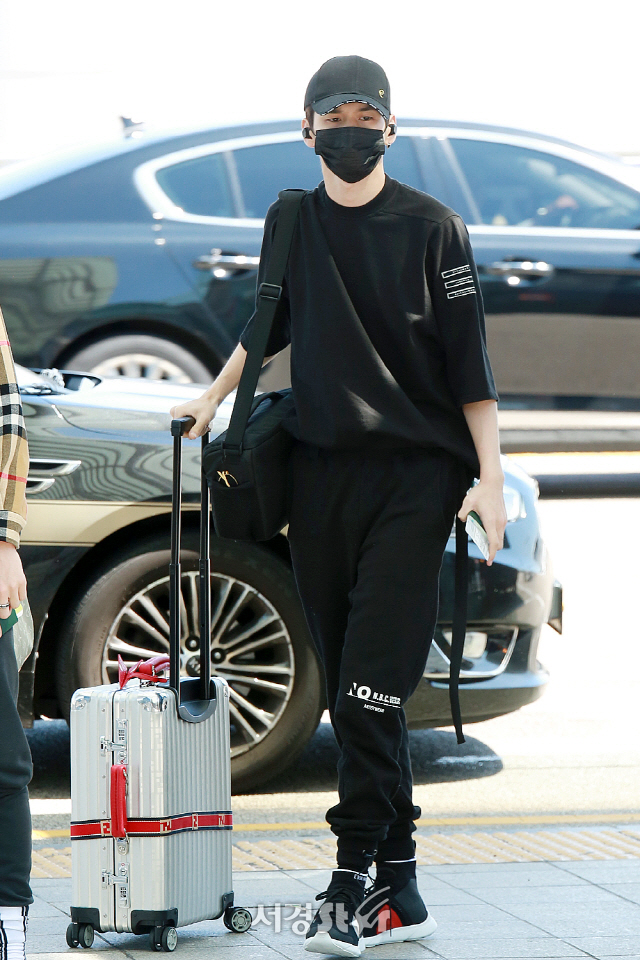 Wanna One (Wanna One) member Ong Seong-wu is leaving the country with an airport fashion.