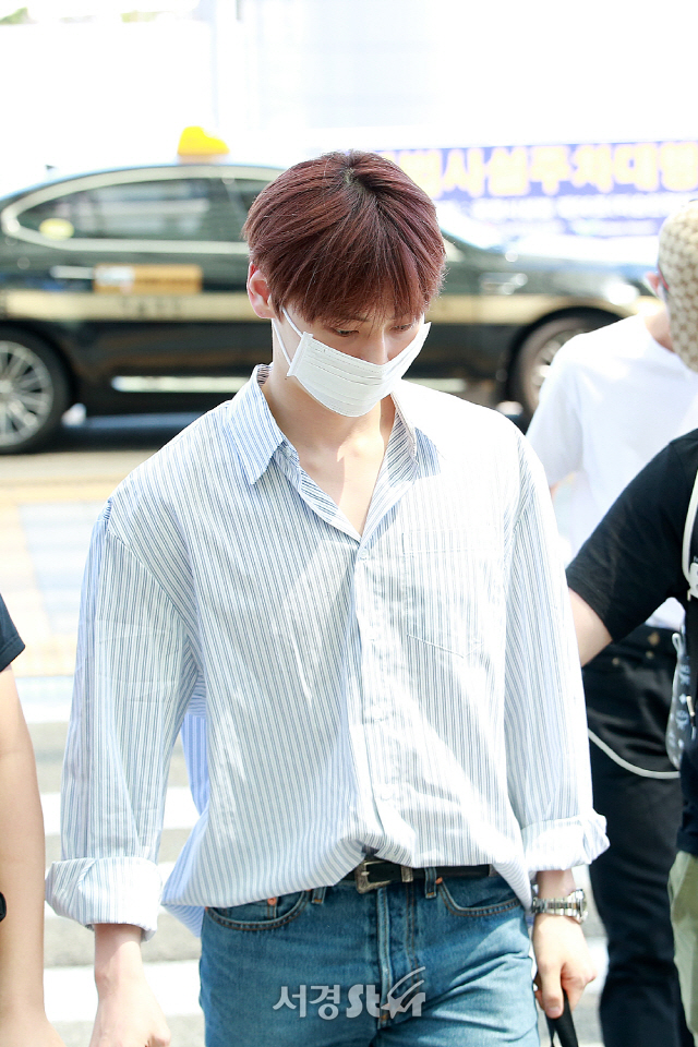 Wanna One (Wanna One) member Hwang Min-hyun is leaving the country with an airport fashion.