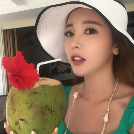 Singer Hong Jin-young has released a photo of her enjoying her vacation.Hong Jin-young wrote on his instagram on the 10th, You know Coconut people. Actually, it seems to be eating rather than eating it.But I drank all the drinks and I ate it in Van Gala Rizzatto In the open photo, Hong Jin-young is staring at the camera with Coconut in his hand.Especially, Hong Jin-young attracted the attention of the viewers who were holding Coconut to take pictures like a few articles.Many netizens responded to this, such as Coconut photo, only for pictures, It seems funny every time I see a hashtag, It is delicious in white gelatin dessert and My sister is so beautiful.Meanwhile, Hong Jin-young is said to have left for Fiji, a shooting car.