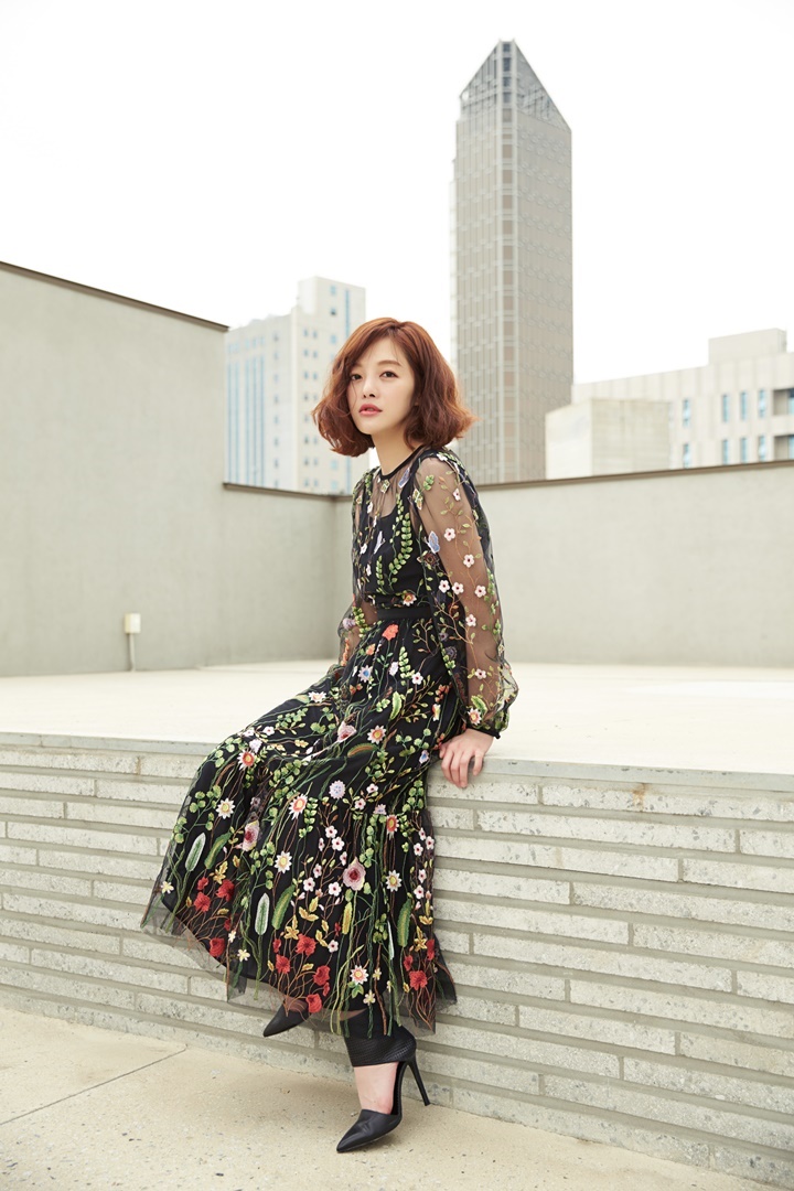 Hwang Bo Ra, who laughed at the TVN drama Why is Kim Secretary doing that at the end of last month, as the vice chairman of the vice chairman Bongsera.Asked what he usually does when he rests, Hwang Bo Ra, who asserted that he would perform for life, said: I walk with my dogs or draw a picture.I am influenced by people around me, but my boyfriend (Cha Hyun-woo)s brother Ha Jung-woo also introduced his hobby as a figure Linda Ronstadt I wanted to go to the art school when I was a child, so I went to the studio until high school, but I did not like the formalized entrance examination art.Linda Ronstadt as an abstraction of what she saw and felt in everyday life.I do not sell it, but I did the exhibition once, said Ha Jung-woo, who is only a hobbyist, but I only spend my hobby.Hwang Bo Ra recalled the time he started acting and said, I passed the SBS bond and played the role of servant 1.I took a bus from Seoul Station to Tanhyeon, and went to the filming site while boiling cups of ramen in a PC room.Without that time, I do not think I am now. I want to boast. Hwang Bo Ra made his debut as a talent for SBS 10th bond in 2003, and became famous as King Lid Girl through CF in 2005.However, Hwang Bo Ra, who has been suffering from a blank period since then, has been busy with the comic performance of Why is Kim Secretary following Vogue Mam and Miracle We met.Hwang Bo Ra, who has been playing well, started shooting the drama Vagabond immediately after finishing Why is Kim Secretary?Vagabond is the process of digging into a huge national corruption found by a man involved in a civil airliner crash in a concealed truth.Lee Seung-gi, Bae Suzy, Shin Seong-rok, and Jung Man-sik appear; Hwang Bo Ra said, Im 11 years old with Bae Suzy, but I played my best friend.I have never been so close before shooting, but Chemie will be included. 