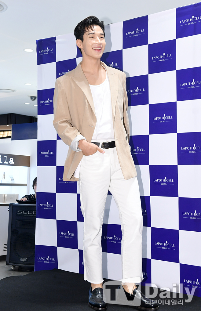 Singer Henry Lau attends a cosmetics brand event held at 63 Gallery Duty Free Shop in Yeouido, Yeongdeungpo-gu, Seoul on the morning of the 10th.cosmetics brand event