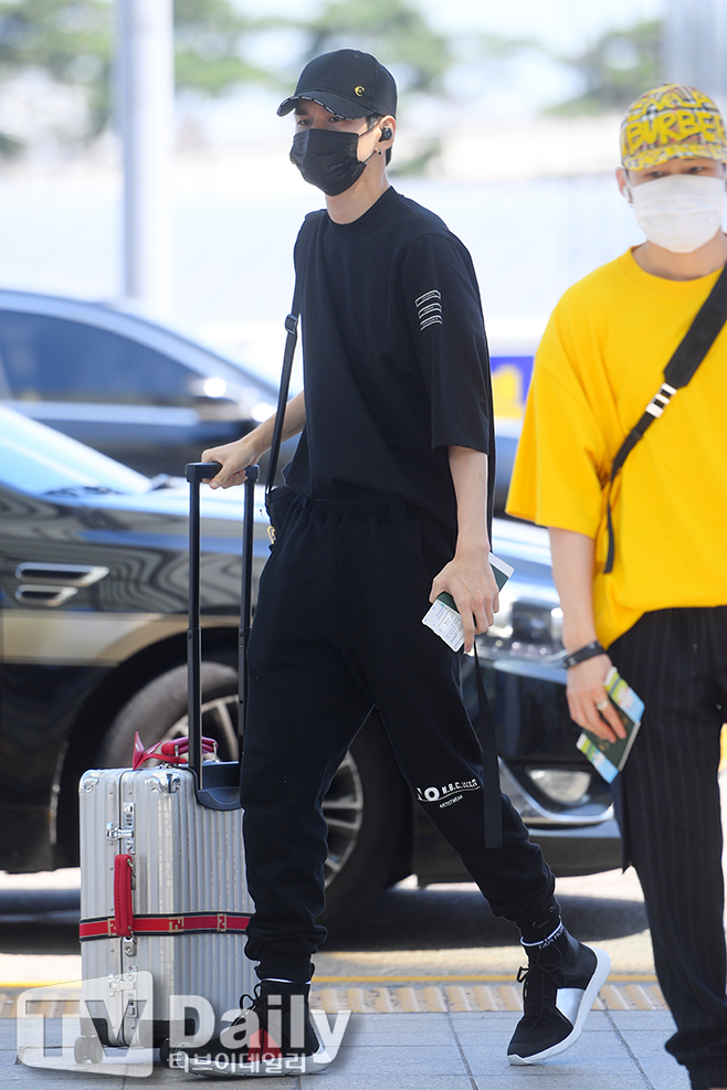 Wanna One Ong Seong-wu departs for Los Angeles via the Incheon International Airport on the afternoon of the 10th for the 2018 KCON attendance.[Wanna One departure