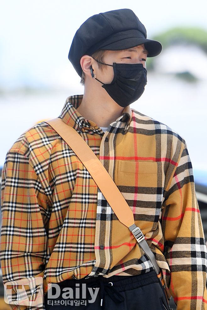 Wanna One Kang Daniel departs for United States of America LA via the Incheon International Airport on the afternoon of the 10th for the 2018 KCON attendance.[Wanna One departure
