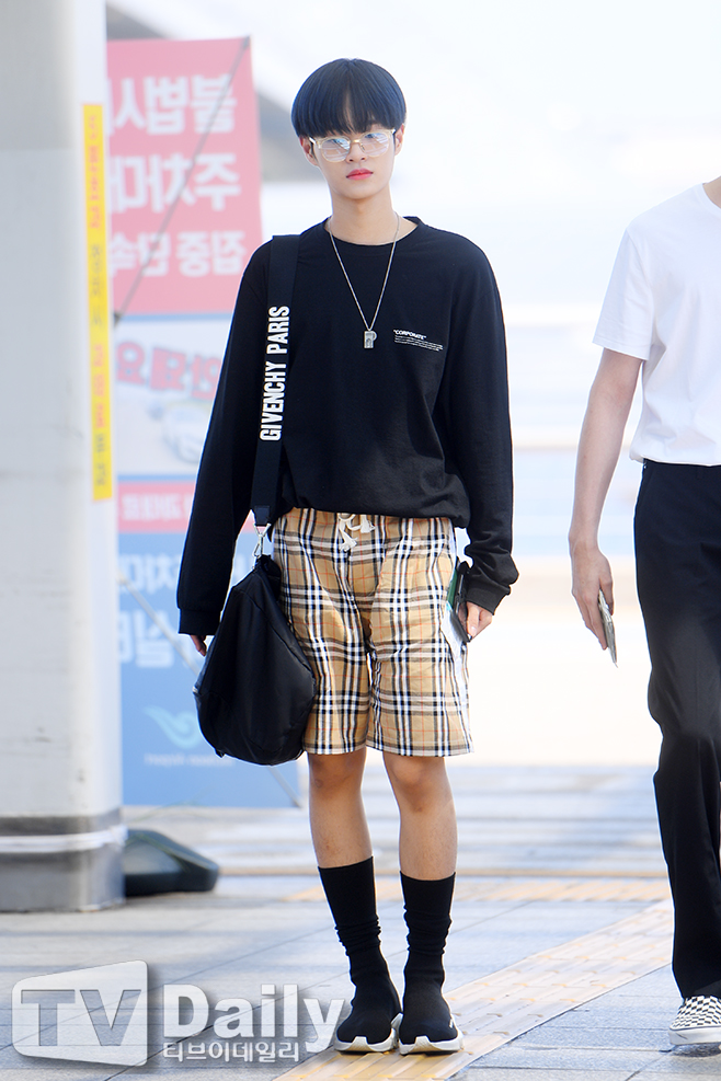 Wanna One Lee Dae-hwi is leaving for Los Angeles via Incheon International Airport on the afternoon of the 10th for the 2018 KCON attendance car.[Wanna One departure