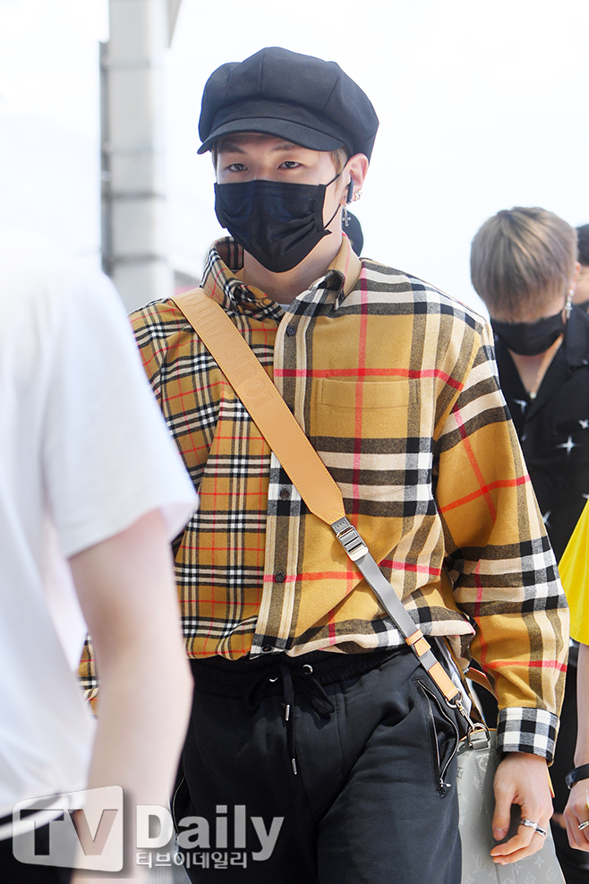 Wanna One Kang Daniel departs for United States of America LA via the Incheon International Airport on the afternoon of the 10th for the 2018 KCON attendance.[Wanna One departure