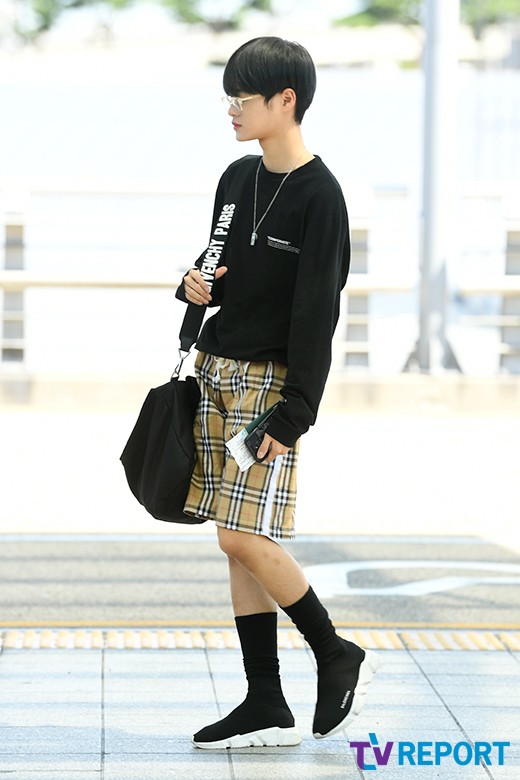 Lee Dae-hwi of the group Wanna One left for United States of America Los Angeles via the International Airport to attend Mnets KCON 2018 LA on the afternoon of the 10th.
