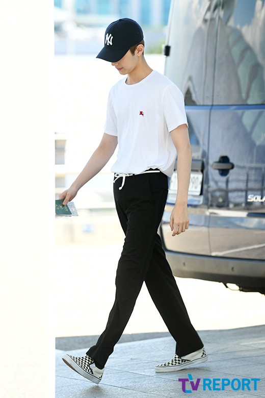Lai Kuan-lin of the group Wanna One left for United States of America Los Angeles via the International Airport to attend Mnets KCON 2018 LA on the afternoon of the 10th.
