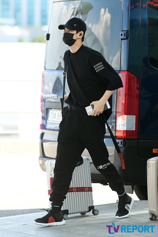 Ong Seong-wu of the group Wanna One departed for United States of America Los Angeles via the International Airport to attend Mnets KCON 2018 LA on the afternoon of the 10th.
