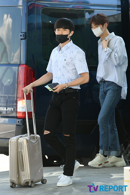 Kim Jae-hwan and Hwang Min-hyun of the group Wanna One left for Los Angeles, USA, via the Incheon International Airport to attend Mnets K-Con 2018 LA (KCON 2018 LA) on the afternoon of the 10th.