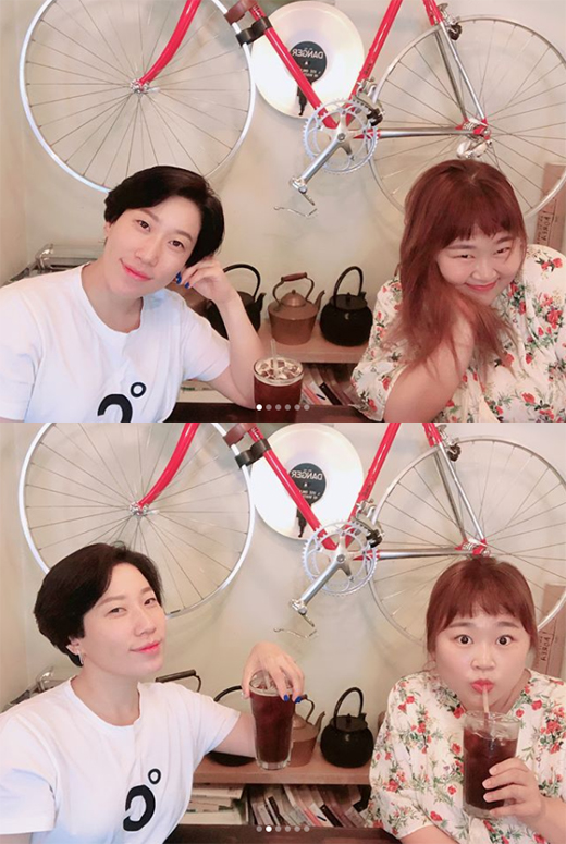 Gagwoman Kim Yeong-hee has revealed her recent situation with Hong Yoon Hwa.Kim Yeong-hee said on his instagram on the afternoon of the 10th, Yoon Hwa-fu contacted me to have lunch.# Who are your parents? # I choose only neighborhoods # I am so excited about the day before I choose to go to Educational Travel.# Start sweating and posted several photos.In the public photos, Kim Yeong-hee Hong Yoon Hwa poses in a cafe; Hong Yoon Hwa uncovers his long hair and covers his face.Revealing a round face, drinking coffee and making a cute face: Kim Yeong-hee posed naturally with her hands up her head or lifting her coffee.In addition, a fast menu enjoyed by the two people was also released. The netizens reaction to the mouth-watering photos is hot.On the other hand, Hong Yoon Hwa will hold a marriage ceremony with his long-time lover Kim Min Ki on November 17th.Hong Yoon Hwa started dieting ahead of marriage ceremony and recently reported 23.5kg weight loss news.Kim Yeong-hee recently released his fanfare for director Yang Ik-joon of the movie Dung Paris.