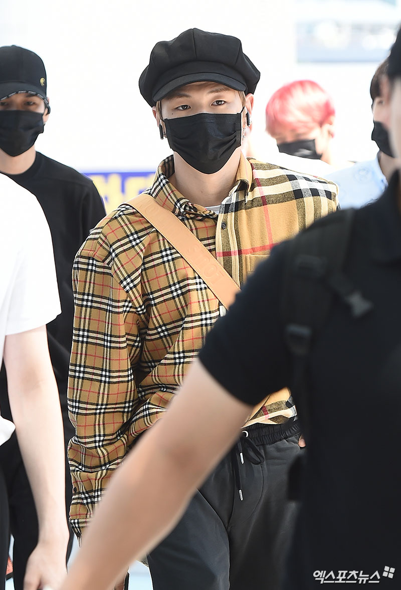Group Wanna One Kang Daniel left for United States of America LA through the Incheon International Airport Terminal 1 on the afternoon of the 10th concert schedule.