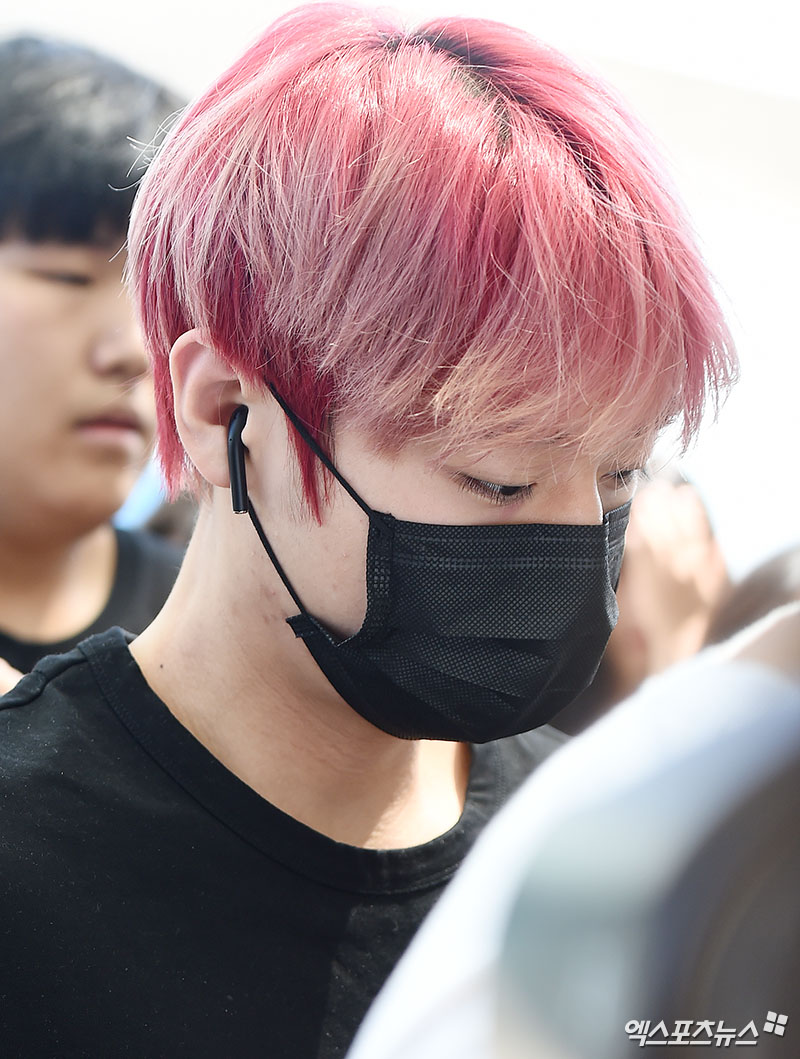 Group Wanna One Park Jihoon left for Los Angeles on the afternoon of the 10th at Incheon International Airports Terminal 1.