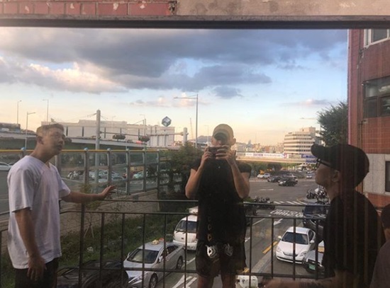 Actor Yoo Ah-in reported on the latest.Yoo Ah-in posted a picture on his Instagram on the 10th; Yoo Ah-in in the public photo is standing on a terrace with a clear view of the city center.The place where Yoo Ah-in is is his Studios concrete, and Yoo Ah-in has also tagged Studios concrete in posts.Yoo Ah-in met the audience with the movie Burning Man released in May.Photo: Yoo Ah-in SNS