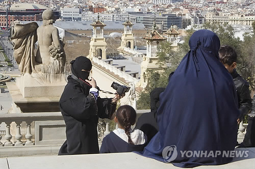 스페인의 한 관광지에서 니캅을 입은 여성이 사진을 찍는 모습 [EPA=연합뉴스]
