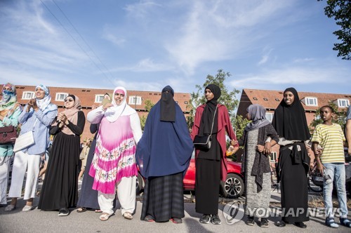 덴마크에서 복장 규제에 항의하는 무슬림 여성들 [AP=연합뉴스]