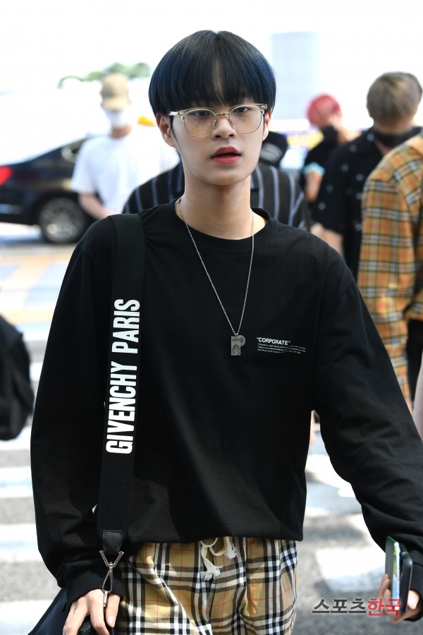 Wanna One Lee Dae-hwi is leaving for Los Angeles via the Terminal 1 at Incheon International Airport to attend the 2018 KCON (K-Con) LA on the afternoon of the 10th.