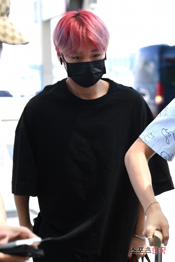 Wanna One Park Jihoon is leaving for Los Angeles via the Terminal 1 at Incheon International Airport to attend the 2018 KCON (K-Con) LA on the afternoon of the 10th.