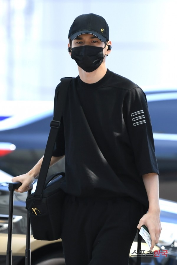 Wanna One Ong Seong-wu leaves for Los Angeles via the Incheon International Airport Terminal 1 for the 2018 KCON (Kacon) LA attendance on the afternoon of the 10th.