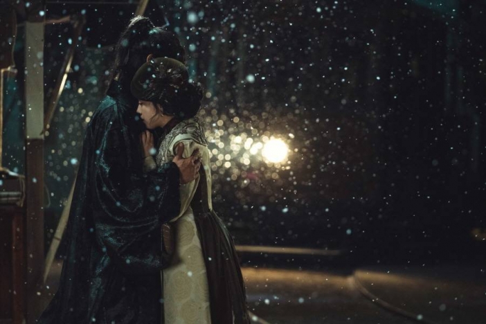 Mr. Sheine Yoo Yeon-seok and Kim Min-jung predicted a change in relationship.In the TVN Saturday drama Mr. Shen (played by Kim Eun-sook and directed by Lee Eung-bok), which is broadcast on the 11th, the image of the head of the Hansung branch of the Mushin society, who suddenly hugs, and the head of the Hotel Glyro, Kim Min-jung, is depicted.When Hina Hina (Kim Min-jung), who was riding a tram in the play, put Hand out of the tram as if to hit the eye, the passing driver (Yoo Yeon-seok) grabs the hand and pulls it and is released.The surprised Hina Hina and the smile of Binggrae are creating a strange atmosphere.As they are seen talking to each other with a subtle feeling, their eyes are gathering on what will happen in the future.The hug scene in front of the subtle trams of Yoo Yeon-seok and Kim Min-jung has been in the process of preparing for shooting to express the falling snow and the piled snow realistically.I was prepared to shoot more thoroughly as I had to go through a long amount from Kim Min-jung passing by the tram to Yoo Yeon-seok who grabbed the hand and walked side by side.In particular, the two of them were seriously immersed in the script to express their pathetic and desolate atmosphere in their expressions and eyes.While waiting, the two of them caught up with their emotions without a word, and when the filming began, they quickly turned to Dongmae and Hina and poured out the smoke of the whole body.The two hot-rolled performances of the two people who played the subtle atmosphere that they could not know whether they were friends or lovers without NG once made the staff fall into the staff.Mr. Shenine production company said, In the drama, Dongmae and Hina are deeper and more strange than the relationship between the president of Hotel Glory and the romantic who looks after Hotel Glory. Watch what kind of relationship Hina, who is jealous of Aesin with interest in Dongmae and Eugene,Meanwhile, TVN Mr. Shen is a drama about what a boy who boarded a warship and fell to the United States during the Shin Mi-Yang Yo (1871) returned to Korea as a US military status.Lee Byung-hun (Eugene Choi Station), Kim Tae-ri (Ko Ae-shin Station), Yoo Yeon-seok (Kun-mae Station), Byun Yo-han (Kim Hee-sung Station), and Kim Min-jung (Kudo Hina Station) will appear and air every Saturday and Sunday at 9 p.m.